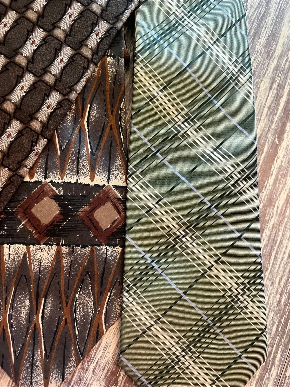 Assorted set of 4 men’s silk ties. New in pkgs.
